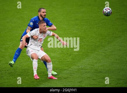 07 juillet 2021 - Italie / Espagne - UEFA Euro 2020 semi-finale - Wembley - Londres Dani Olmo en Espagne détient le chllege de Leonardo Bonucci crédit photo : © Mark pain / Alamy Live News Banque D'Images