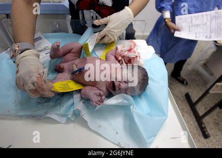 Maracaibo- Venezuela-19-06-2015- maternité Castillo Plaza au Venezuela. La livraison d'un bébé garçon par un nouveau-né est contrôlée à l'aide d'un ruban de mesure. © JOSÉ Banque D'Images