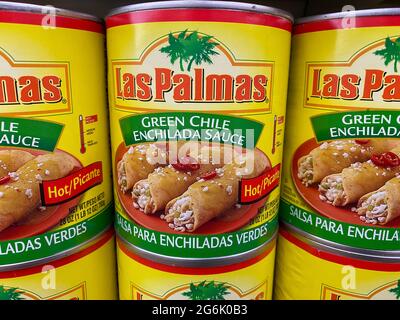 Boîtes de sauce au piment vert Las Palmas enchilada sur le plateau du magasin Banque D'Images