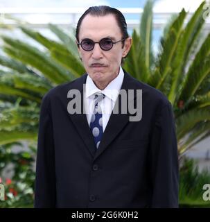 Cannes, France. 06e juillet 2021. Ron Mael arrive à un photocall pour le film 'Annette' lors du 74e Festival international du film de Cannes, France, le mardi 6 juillet 2021. Photo de David Silpa/UPI crédit: UPI/Alay Live News Banque D'Images