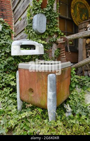 Ancien rustique ancien lave-linge ancien avec essoreuse en Alabama, Etats-Unis. Banque D'Images