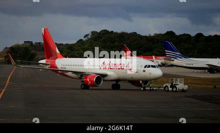 salvador, bahia, brésil - 22 septembre 2017:des avions Airbus de la compagnie aérienne Avianca sont vus dans la cour de l'aéroport de la ville de Salvador. *** local Banque D'Images