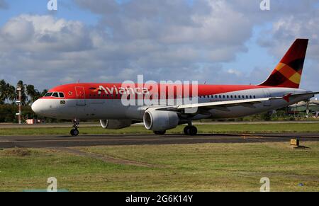 salvador, bahia, brésil - 22 septembre 2017:des avions Airbus de la compagnie aérienne Avianca sont vus dans la cour de l'aéroport de la ville de Salvador. *** local Banque D'Images