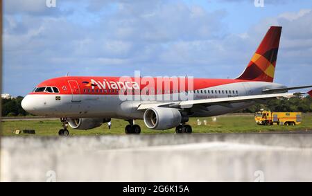 salvador, bahia, brésil - 22 septembre 2017:des avions Airbus de la compagnie aérienne Avianca sont vus dans la cour de l'aéroport de la ville de Salvador. *** local Banque D'Images