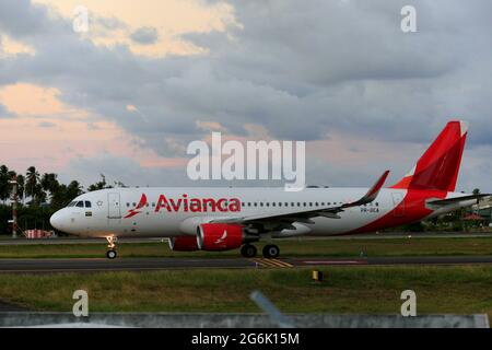 salvador, bahia, brésil - 22 septembre 2017:des avions Airbus de la compagnie aérienne Avianca sont vus dans la cour de l'aéroport de la ville de Salvador. *** local Banque D'Images