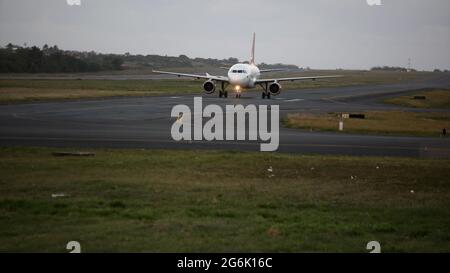 salvador, bahia, brésil - 22 septembre 2017:des avions Airbus de la compagnie aérienne Avianca sont vus dans la cour de l'aéroport de la ville de Salvador. *** local Banque D'Images