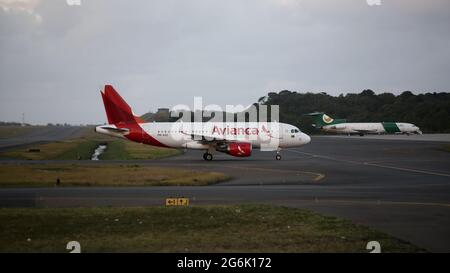 salvador, bahia, brésil - 22 septembre 2017:des avions Airbus de la compagnie aérienne Avianca sont vus dans la cour de l'aéroport de la ville de Salvador. *** local Banque D'Images