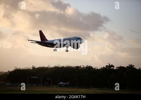 salvador, bahia, brésil - 22 septembre 2017 : un avion Airbus de la compagnie aérienne Avianca est vu lors de l'approche pour l'atterrissage à l'aéroport de la ville de Salvador. Banque D'Images