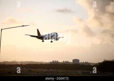 salvador, bahia, brésil - 22 septembre 2017 : un avion Airbus de la compagnie aérienne Avianca est vu lors de l'approche pour l'atterrissage à l'aéroport de la ville de Salvador. Banque D'Images