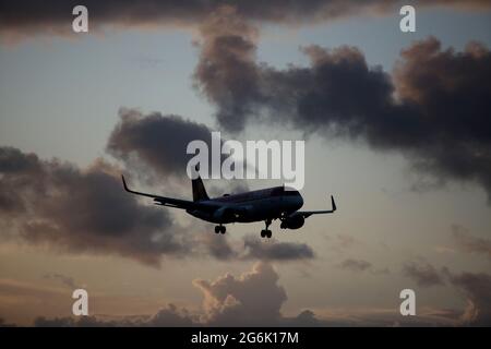 salvador, bahia, brésil - 22 septembre 2017 : un avion Airbus de la compagnie aérienne Avianca est vu lors de l'approche pour l'atterrissage à l'aéroport de la ville de Salvador. Banque D'Images