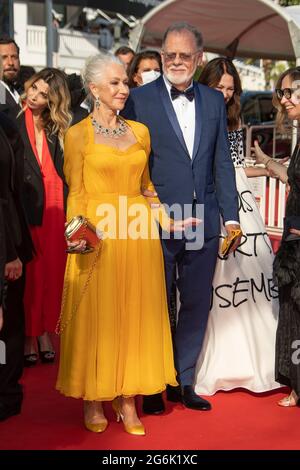 Cannes, France. 06e juillet 2021. Dame Helen Mirren et son mari Taylor Edwin Hackford assistent à la projection et à la cérémonie d'ouverture « Annette » lors du 74e Festival annuel de Cannes le 06 juillet 2021 à Cannes, en France. Photo: Franck Boham/imageSPACE crédit: Imagespace/Alamy Live News Banque D'Images