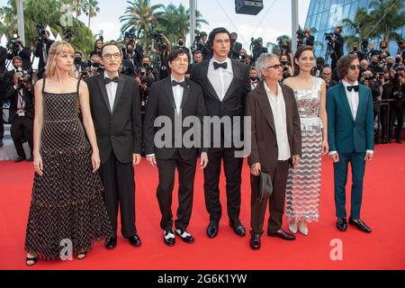 Cannes, France. 06e juillet 2021. Angele, Simon Helberg, Marion Cotillard, directrice Leos Carax, pilote Adam, Russell Mael et Ron Mael assistent à la projection et à la cérémonie d'ouverture 'Annette' lors du 74e Festival annuel de Cannes le 06 juillet 2021 à Cannes, en France. Photo: Franck Boham/imageSPACE crédit: Imagespace/Alamy Live News Banque D'Images