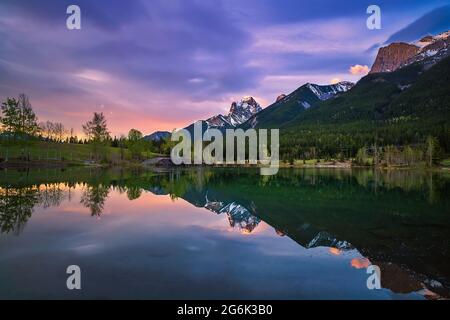 Sunrise Mountain Lake Reflections Banque D'Images