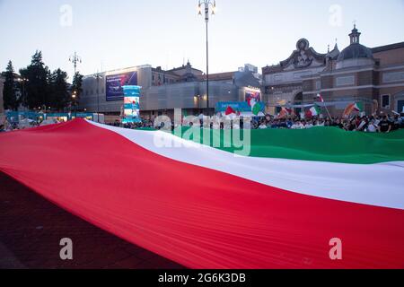 Rome, Italie. 06e juillet 2021. Chorégraphie avec un drapeau italien avant le début de la demi-finale des championnats européens de football (photo de Matteo Nardone/Pacific Press) Credit: Pacific Press Media production Corp./Alay Live News Banque D'Images