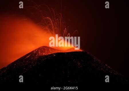 CATANE, ETNA, ITALIE - 07 juillet 2021 : éruption du volcan Etna en Sicile Banque D'Images
