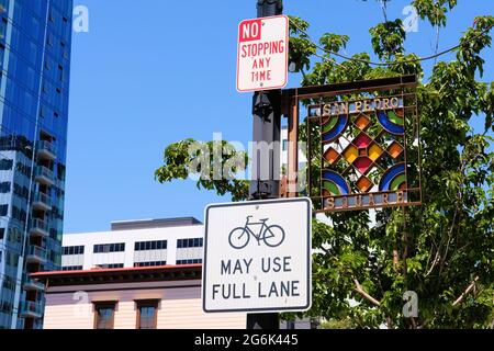 Panneau de rue en vitraux pour San Pedro Square dans le centre-ville de San Jose, Californie ; une destination populaire de restaurants et de divertissements dans la Silicon Valley. Banque D'Images