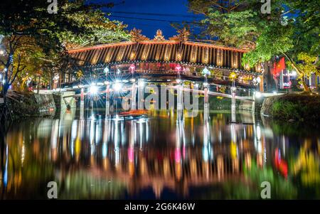 Ancien pont en bois sur la rivière au centre du vietnam Banque D'Images