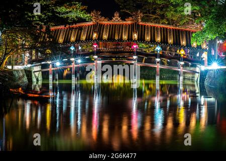 Ancien pont en bois sur la rivière au centre du vietnam Banque D'Images
