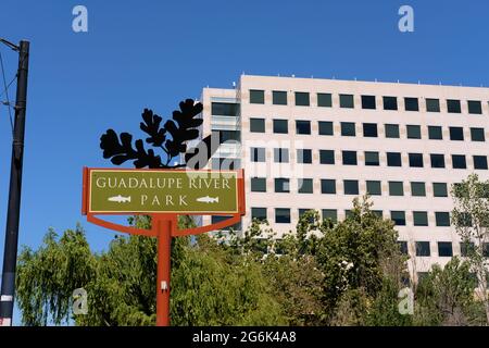 Panneau Guadalupe River Park adjacent au parc dans le centre-ville de San Jose, Californie ; lieu de loisirs et de festivals en plein air dans la Silicon Valley. Banque D'Images