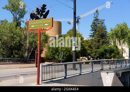 Panneau Guadalupe River Park adjacent au parc dans le centre-ville de San Jose, Californie ; lieu de loisirs et de festivals en plein air dans la Silicon Valley. Banque D'Images