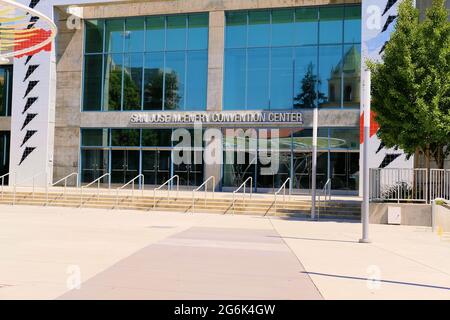 Panneau extérieur au-dessus de l'entrée principale du San Jose McEnery Convention Center, ouvert en 1989, dans le centre-ville de San Jose, Californie. Banque D'Images