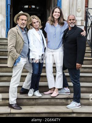 Londres, Royaume-Uni. 06e juillet 2021. Robert Lindsay, Felicity Kendal, Sutton Foster et Gary Wilmot assistent à une séance photo avant que tout ne s'ouvre au Barbican Theatre de Londres. Crédit : SOPA Images Limited/Alamy Live News Banque D'Images