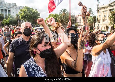 Barcelone, Espagne. 06e juillet 2021. Des gens de la foule qui font des gestes pendant l'événement.Barcelone accueille le 421 escadron de l'Armée Zapatista de libération nationale (EZLN), un groupe politique et militant socialiste libertaire du Mexique, sur le chemin de l'Europe. Composé de différents membres. La Squad 421 a été reçue au Monument de Columbus par des collectifs et des organisations sociales locales. (Photo de Thiago Prudencio/SOPA Images/Sipa USA) crédit: SIPA USA/Alay Live News Banque D'Images