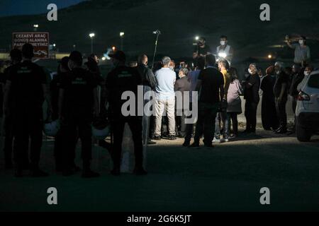 Ankara, Turquie. 06e juillet 2021. Les membres du HDP pro-kurde attendent que Gergerlio?lu sorte de la prison sincan.l'ex-député du Parti démocratique des peuples (HDP) pro-kurde, Ömer Faruk Gergerlio?lu, a été condamné à 2 ans et 6 mois de prison en 2018 pour avoir fait de la propagande pour une organisation terroriste. Gergerlio?lu a été libéré aujourd'hui dans la prison de Sincan après que la décision de la Cour constitutionnelle de «violation des droits» a atteint le tribunal local. (Photo de Tunahan Turhan/SOPA Images/Sipa USA) crédit: SIPA USA/Alay Live News Banque D'Images