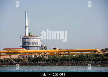 13 mars 2018-Pohang (Corée du Sud) - vue d'ensemble de l'usine d'acier POSCO au complexe industriel d'acier de Pohang à Pohang (Corée du Sud). Les aciéries chinoises, une cible de la colère du président Donald Trump, sont les gorilles de 800 livres de l'industrie : elles fournissent la moitié de la production mondiale, de sorte que chaque mouvement a un impact mondial. L’industrie de l’acier a connu une explosion au cours de la dernière décennie pour soutenir un boom de la construction chinoise historique. Une fois cette situation terminée, le pays a été laissé avec une surabondance de moulins à moitié inactifs et à perte d'argent. Banque D'Images