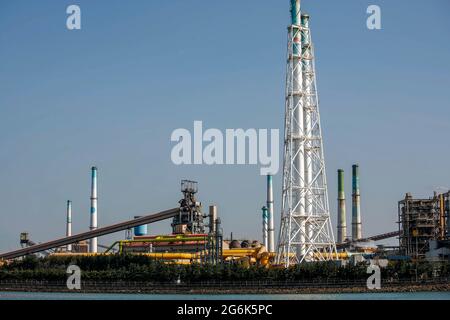 13 mars 2018-Pohang (Corée du Sud) - vue d'ensemble de l'usine d'acier POSCO au complexe industriel d'acier de Pohang à Pohang (Corée du Sud). Les aciéries chinoises, une cible de la colère du président Donald Trump, sont les gorilles de 800 livres de l'industrie : elles fournissent la moitié de la production mondiale, de sorte que chaque mouvement a un impact mondial. L’industrie de l’acier a connu une explosion au cours de la dernière décennie pour soutenir un boom de la construction chinoise historique. Une fois cette situation terminée, le pays a été laissé avec une surabondance de moulins à moitié inactifs et à perte d'argent. Banque D'Images