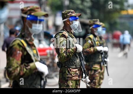 Dhaka, Bangladesh. 06e juillet 2021. Le personnel de l'armée est vu à un point de contrôle lors d'un confinement à l'échelle nationale à Dhaka.le Bangladesh a mis en place un verrouillage le 1er juillet dans le but de contenir une troisième vague de Covid-19, à mesure que les cas ont augmenté, alimenté par la variante du delta détectée pour la première fois dans l'Inde voisine. (Photo de Piyas Biswas/SOPA Images/Sipa USA) crédit: SIPA USA/Alay Live News Banque D'Images