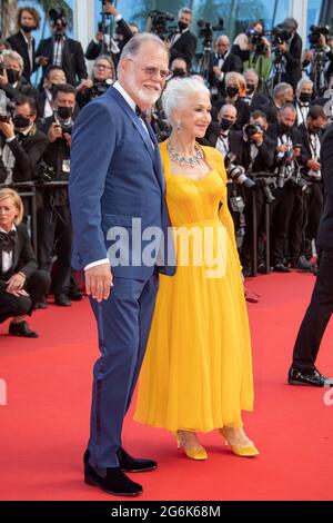 Cannes, France. 06e juillet 2021. Dame Helen Mirren et son mari Taylor Edwin Hackford assistent à la projection et à la cérémonie d'ouverture « Annette » lors du 74e Festival annuel de Cannes le 06 juillet 2021 à Cannes, en France. Photo: Franck Boham/imageSPACE/Sipa USA crédit: SIPA USA/Alay Live News Banque D'Images