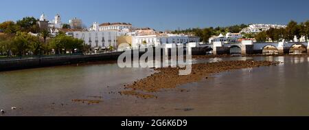 PORTUGAL; LA CÔTE DE L'ALGARVE; PONT ROMAIN À TAVIRA AU-DESSUS DE LA RIVIÈRE GILAO Banque D'Images