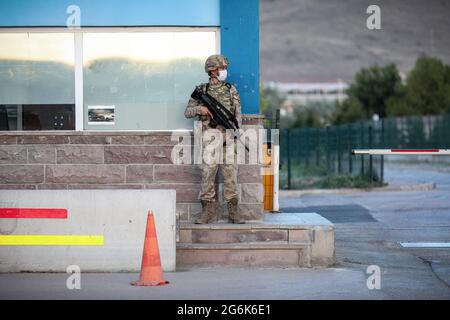 Ankara, Turquie. 06e juillet 2021. Un soldat tient une garde à plein régime devant la prison de Sincan.l'ex-député Ömer Faruk Gergerlio?lu, du Parti démocratique des peuples pro-kurde (HDP), a été condamné à 2 ans et 6 mois de prison en 2018 pour propagande en faveur d'une organisation terroriste. Gergerlio?lu a été libéré aujourd'hui dans la prison de Sincan après que la décision de la Cour constitutionnelle de «violation des droits» a atteint le tribunal local. Crédit : SOPA Images Limited/Alamy Live News Banque D'Images