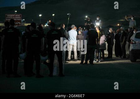 Ankara, Turquie. 06e juillet 2021. Les membres du HDP pro-kurde attendent que Gergerlio?lu sorte de la prison sincan.l'ex-député du Parti démocratique des peuples (HDP) pro-kurde, Ömer Faruk Gergerlio?lu, a été condamné à 2 ans et 6 mois de prison en 2018 pour avoir fait de la propagande pour une organisation terroriste. Gergerlio?lu a été libéré aujourd'hui dans la prison de Sincan après que la décision de la Cour constitutionnelle de «violation des droits» a atteint le tribunal local. Crédit : SOPA Images Limited/Alamy Live News Banque D'Images