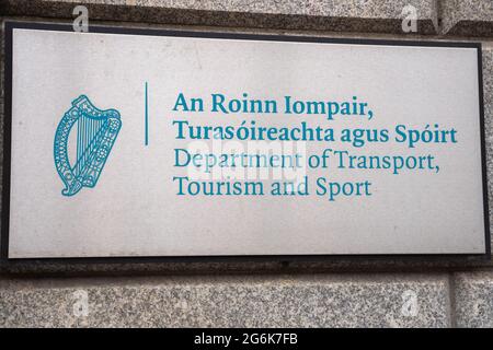 Dublin City, Dublin, Irlande, 28 juin 2021. Panneau devant le bâtiment du gouvernement du ministère des Transports et des Sports Banque D'Images