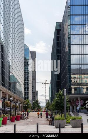 Ottawa, Canada - le 1er juillet 2021 : vue sur la rue avec gratte-ciel modernes au centre-ville d'Ottawa. Banque D'Images