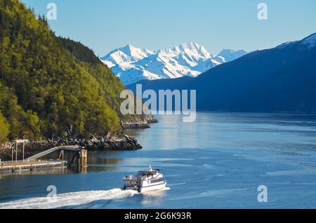 Paysage en Alaska avec montagnes et bateau sur l'eau. Vue panoramique aérienne en Alaska Banque D'Images