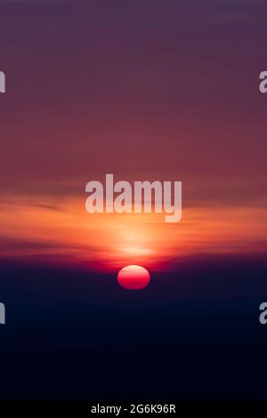 Aube du soleil à l'horizon avec des teintes d'orange au milieu du cadre. Sous le lever du soleil, l'obscurité Banque D'Images