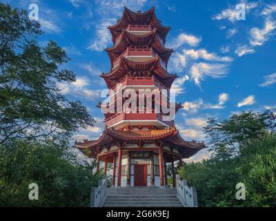 Pagode de Jinshan dans la ville de Xuzhou, province de Jiangsu, Chine, également connue sous le nom de Pagode de su Gong, l'un des huit nouveaux endroits pittoresques du lac Yunlong. Banque D'Images