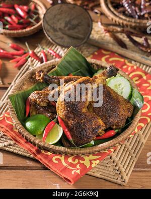 Ayam Panggang. Poulet grillé malaisien indonésien. Asie du Sud-est alimentaire Banque D'Images