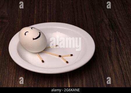 Happy Egg face sur un plateau blanc. Banque D'Images