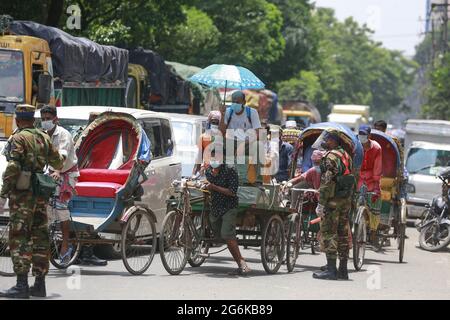 Dhaka, Bangladesh, 5 juillet 2021. Le personnel de l'armée bangladaise limite les déplacements de la population à partir d'un poste de contrôle établi à l'intersection de Shahabag pendant le « confinement trict » national pour enrayer la pandémie du coronavirus, à Dhaka, au Bangladesh, le 6 juillet 2021. Les autorités bangladaises ont imposé le confinement à l'échelle nationale pendant une semaine, en raison de l'augmentation des infections à coronavirus et des décès liés au coronavirus dans le pays. Photo de Suvra Kanti Das/ABACAPRESS.COM Banque D'Images