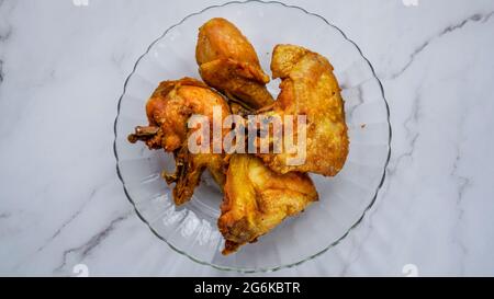 Poulet frit Ayam goreng kunyit ou Turmeric, poulet frit en profondeur assaisonné et mariné avec du curcuma et du sel. Banque D'Images