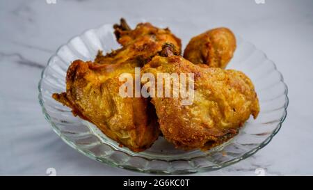 Poulet frit Ayam goreng kunyit ou Turmeric, poulet frit en profondeur assaisonné et mariné avec du curcuma et du sel. Banque D'Images