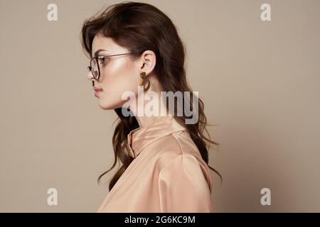 jolie femme en chemise beige avec verres glamour luxe isolé arrière-plan Banque D'Images