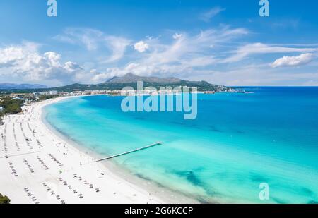 Vue aérienne de Platja de Muro dans la baie d'Alcudia, île de Majorque, Espagne Banque D'Images