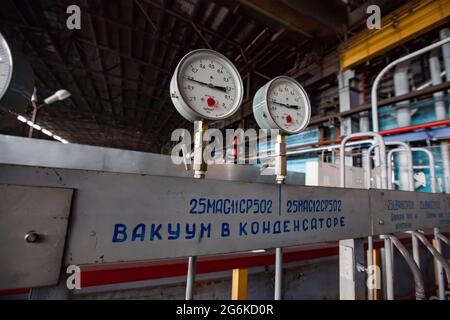 Karagandy, Kazakhstan - 08 juin 2012 : salle des machines de la centrale thermique. Deux manomètres de près. Titre : vide dans le condenseur. Banque D'Images