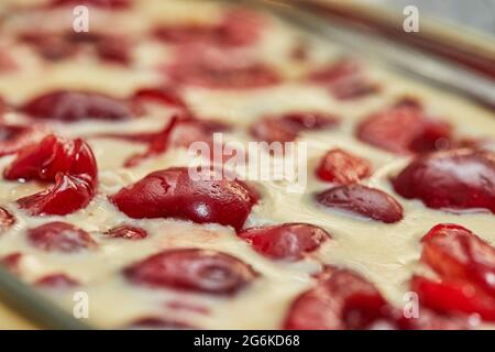 Pâte prête à l'emploi avec cerises dans le moule à tarte aux cerises, clafoutis. Recette étape par étape Banque D'Images