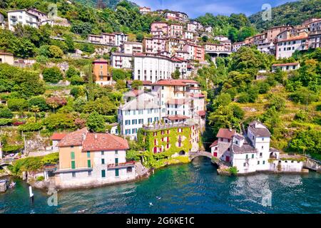 Ville de Nesso sur les falaises abruptes et cascade de ruisseau sur le lac de Côme vue aérienne sur le front de mer, région Lombardie de l'Italie Banque D'Images